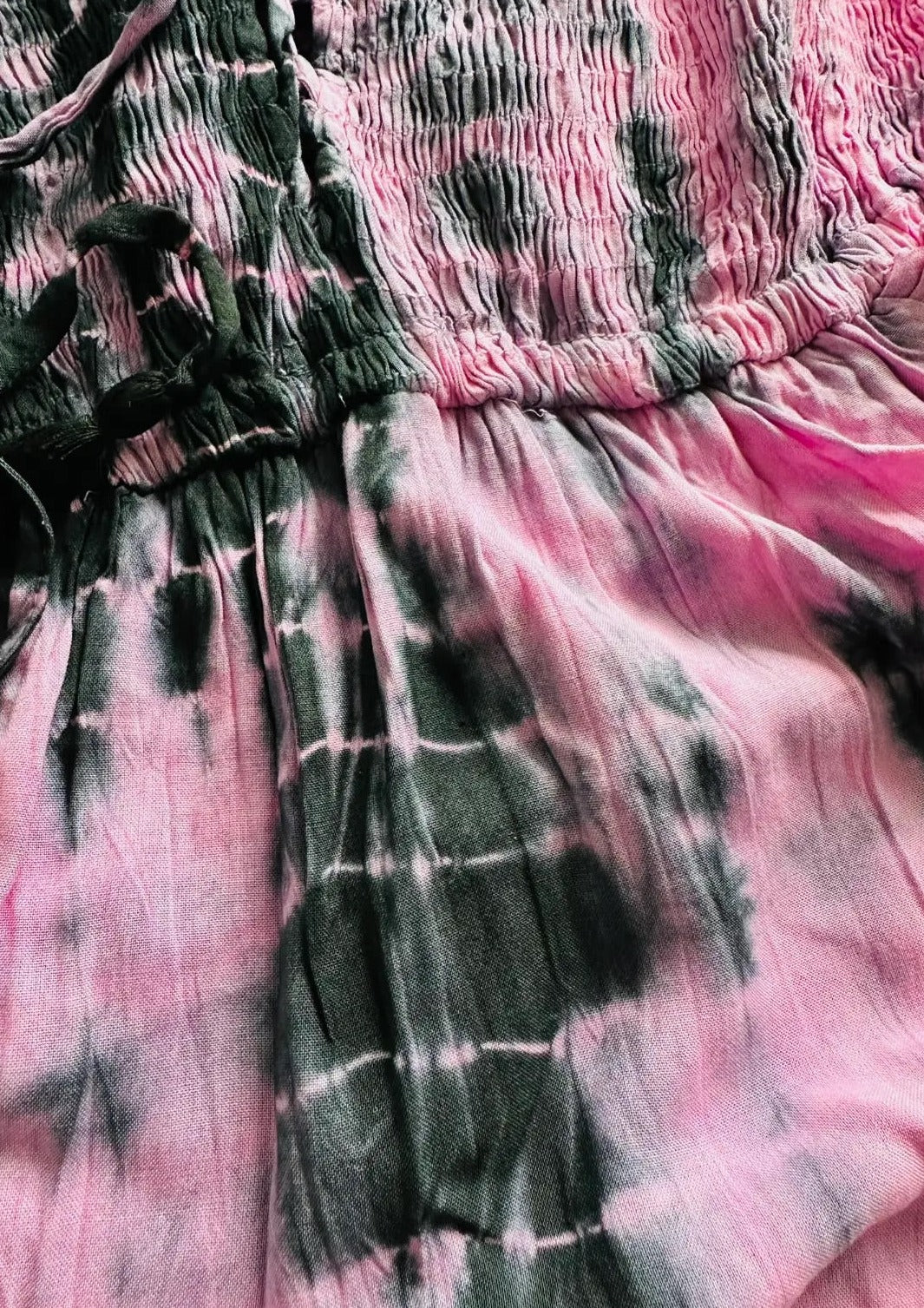Robe Tie Dye froncée Aura ☆ Rose vif + Noir